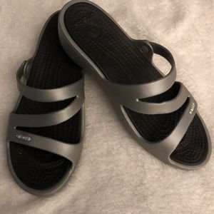 CROCS SILVER SLIDE